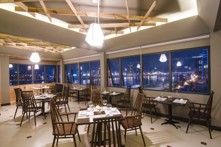 Nhà hàng được bố trí có cửa sổ lớn nhìn được view sông Hàn thơ mộng