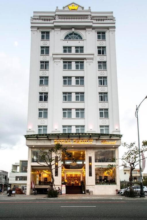 Không gian bên ngoài khách sạn Royal Family Đà Nẵng