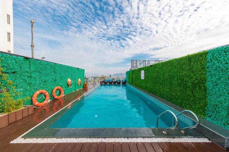 Hồ bơi ngoài trời trên sân thượng của Gold Luxury Hotel Danang