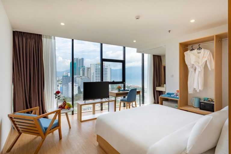 Không gian tiện nghi view đẹp của Gold Luxury Hotel Danang