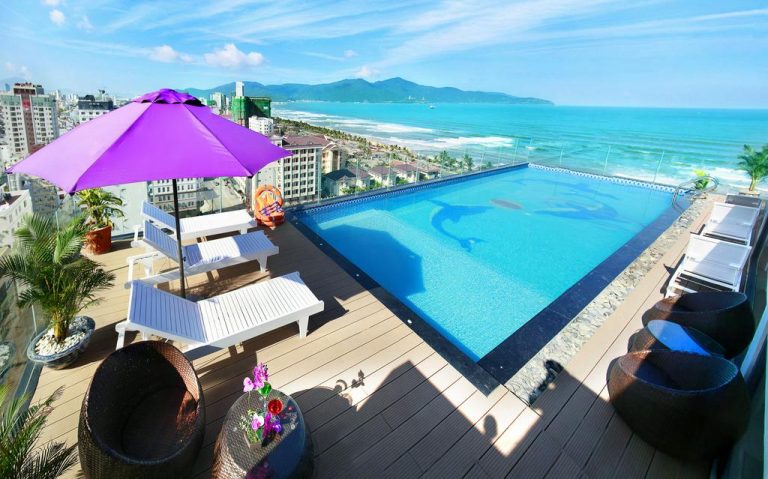 Hồ bơi ngoài trời view biển trên tầng thượng khách sạn Aria Đà Nẵng