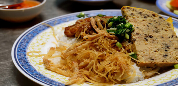 Cơm tấm nơi đây đúng chất sài gòn, bình dân mà ngon rất được người lao động ưa thích