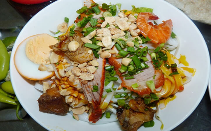 Tô mì quảng đầy ụ tôm trứng thị, rau sống được phục vụ nhiều ít theo nhu cầu khách hàng