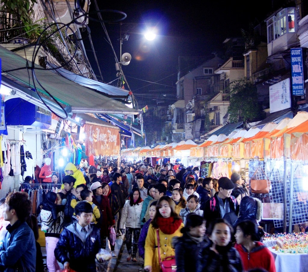Chợ đêm Lê Duẩn thu hút đông đảo các bạn trẻ