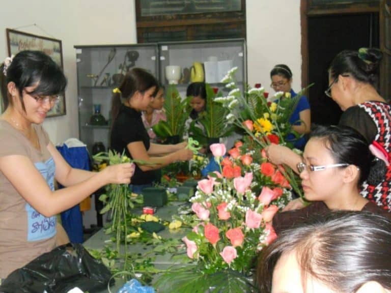 Giờ học cắm hoa tại trung tâm việc làm cho Đà Nẵng