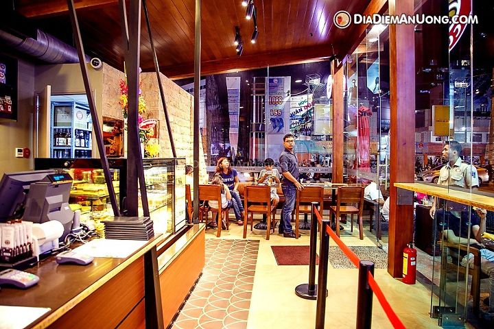 Highland coffee với ánh đèn ấm áp vào đêm
