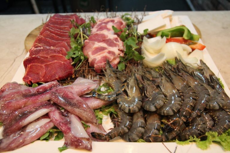 Nguyên liệu tươi sống tại quán hải sản Lâm Làng Chài