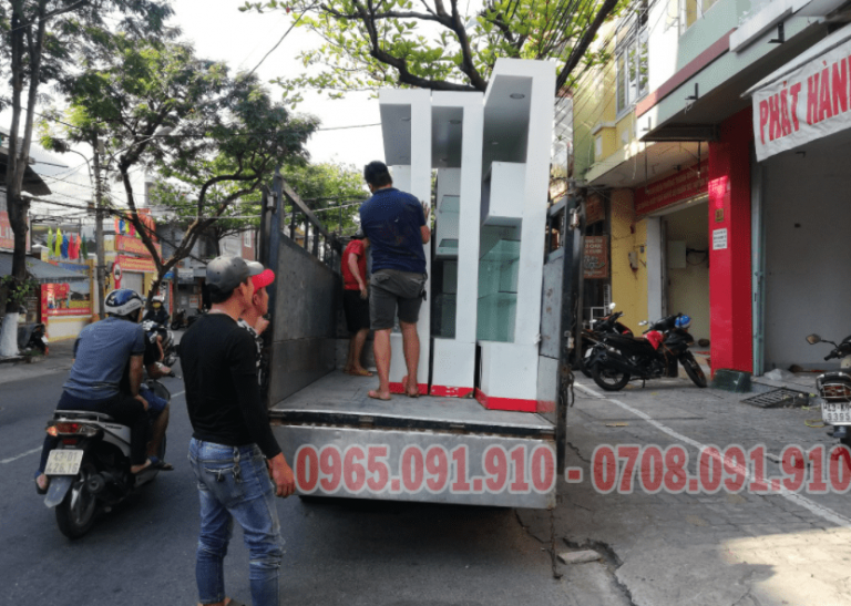 xe tải chở hàng Thần Tài Đến