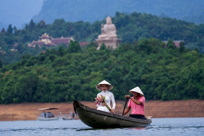 Vi vu trên sông Hương Huế